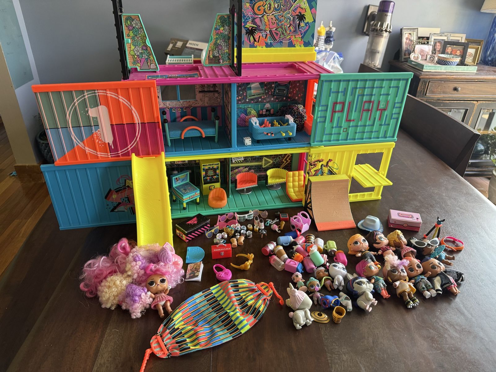 9 doll LOL collection with clubhouse