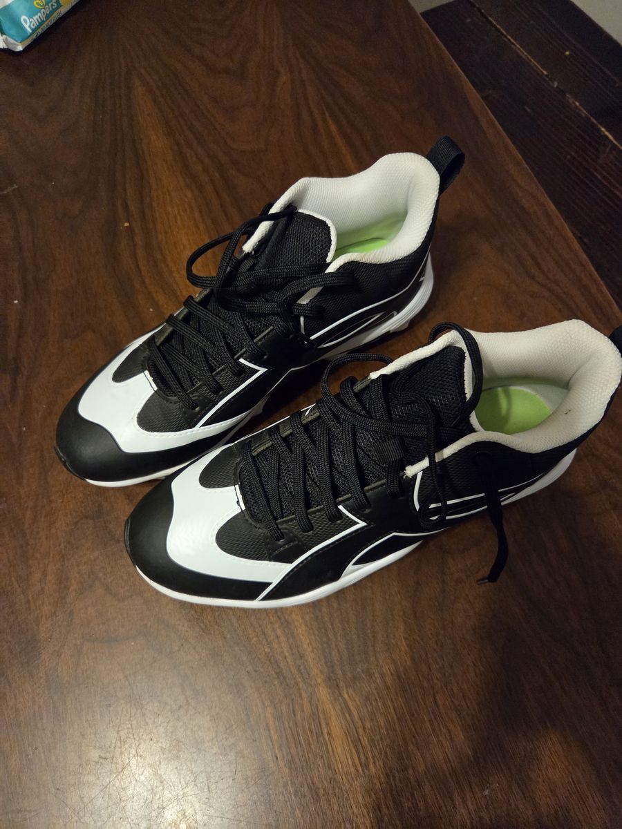 Under Armour brand Men's Size 8 baseball cleats