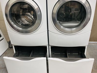 Whirlpool duet washer and dryer with pedestals