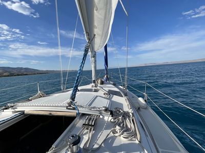 *Updated photos* 1989 Hunter 33.5 Sailboat And trailer