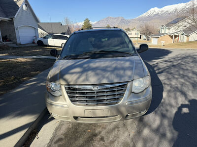 2005 CHRYSLER TOWN AND COUNTRY Limited