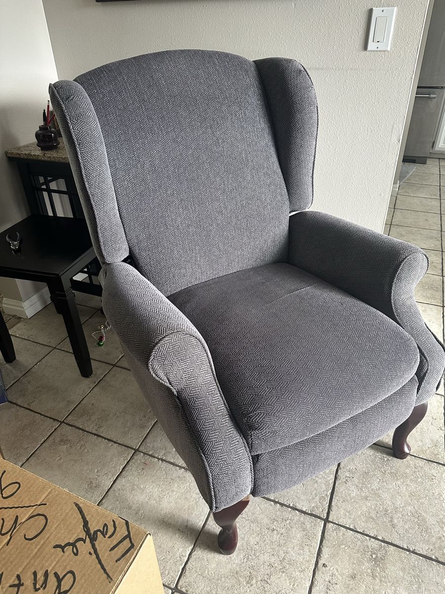 Simmons classic wingback recliner