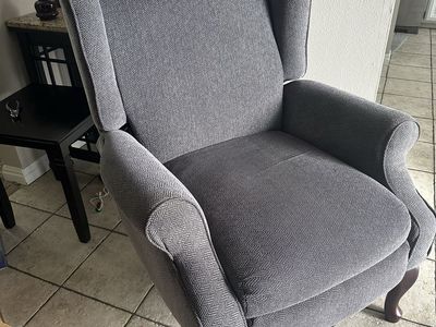 Simmons classic wingback recliner