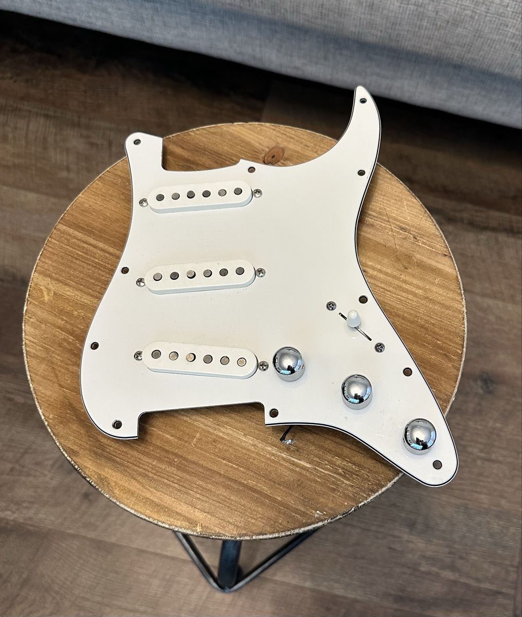 Fender Stratocaster Prewired Pickguard with 3 Single Coil Pickups, White