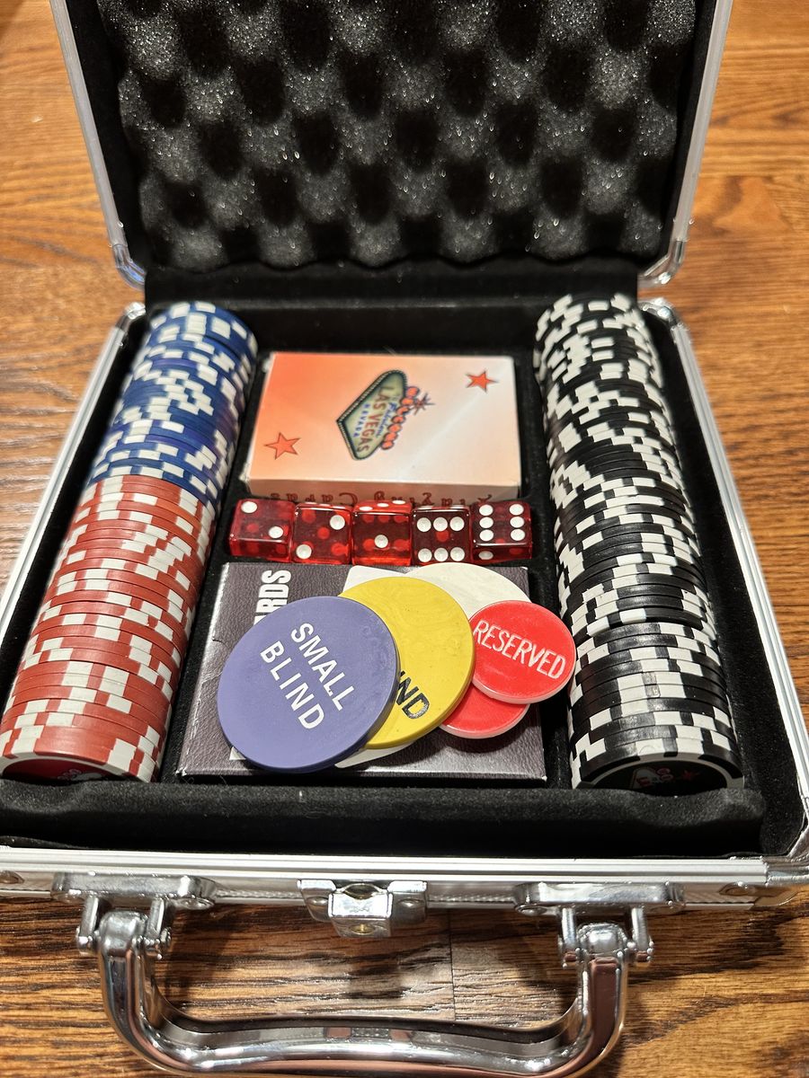 Las Vegas Welcome Sign Poker Chip Set in Aluminum Carrying Case