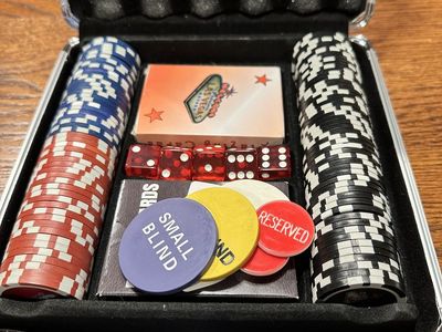 Las Vegas Welcome Sign Poker Chip Set in Aluminum Carrying Case