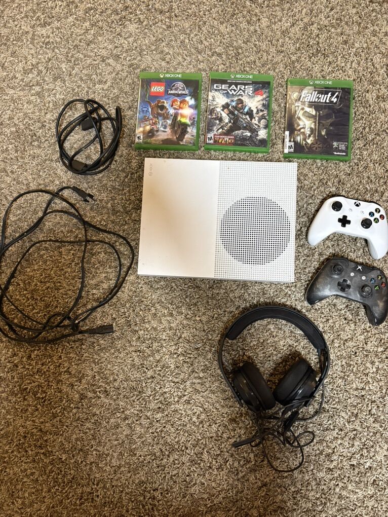 Xbox 1 s package (controllers, headset, games)