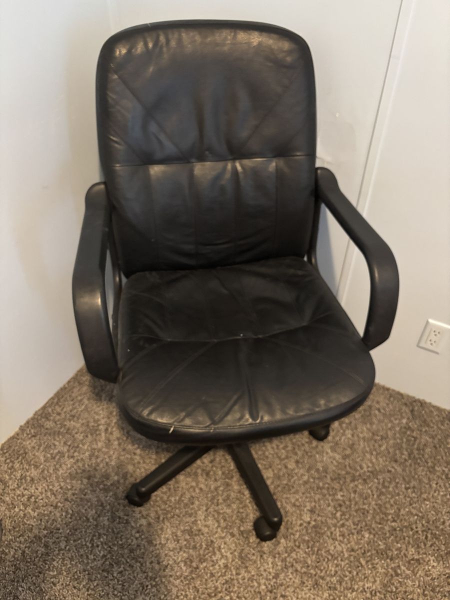 Desk Chair! Swivels and Adjusts Height!