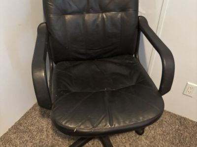 Desk Chair! Swivels and Adjusts Height!
