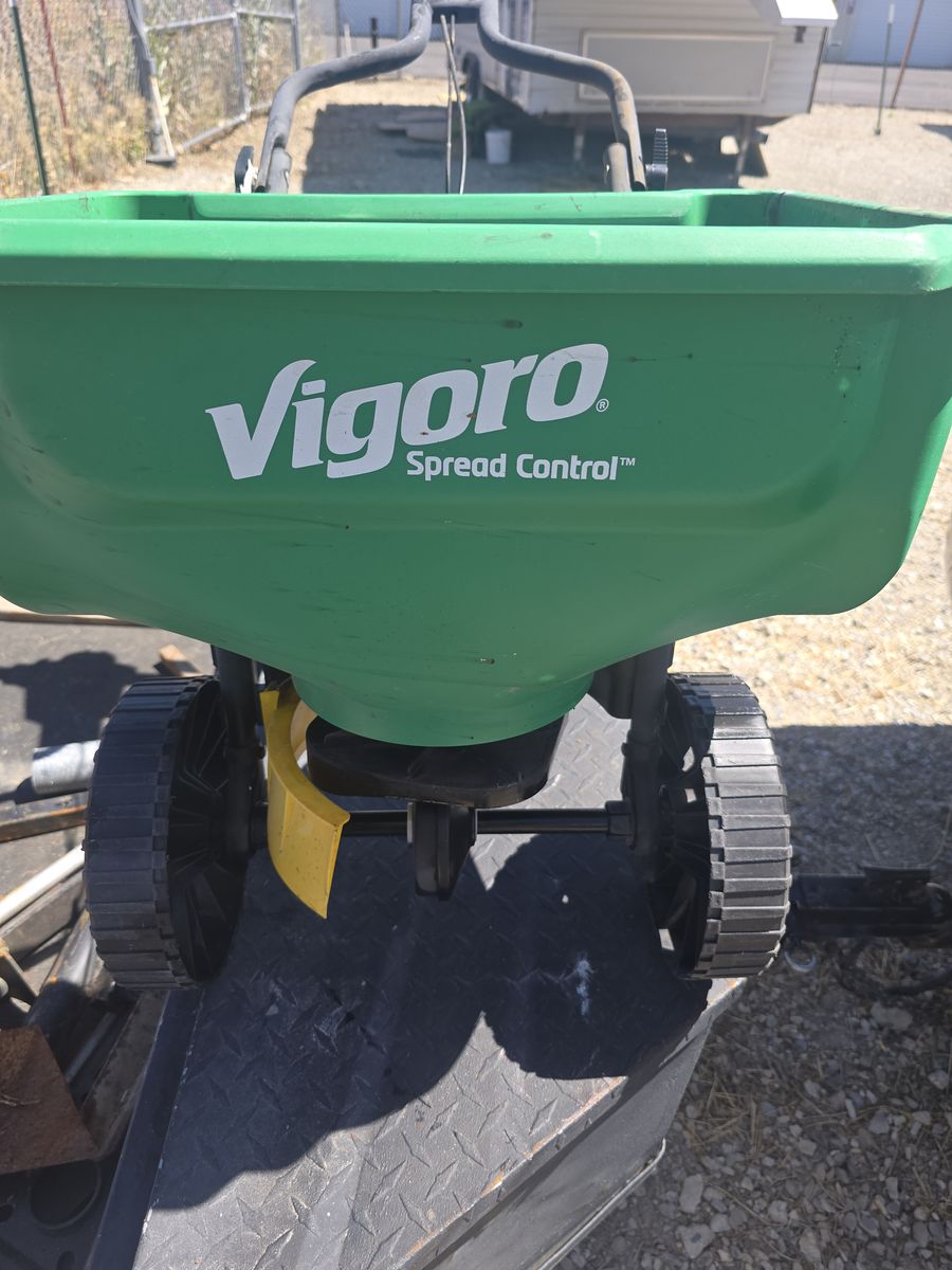 Vigoro broadcast spreader