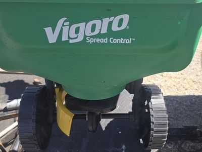 Vigoro broadcast spreader