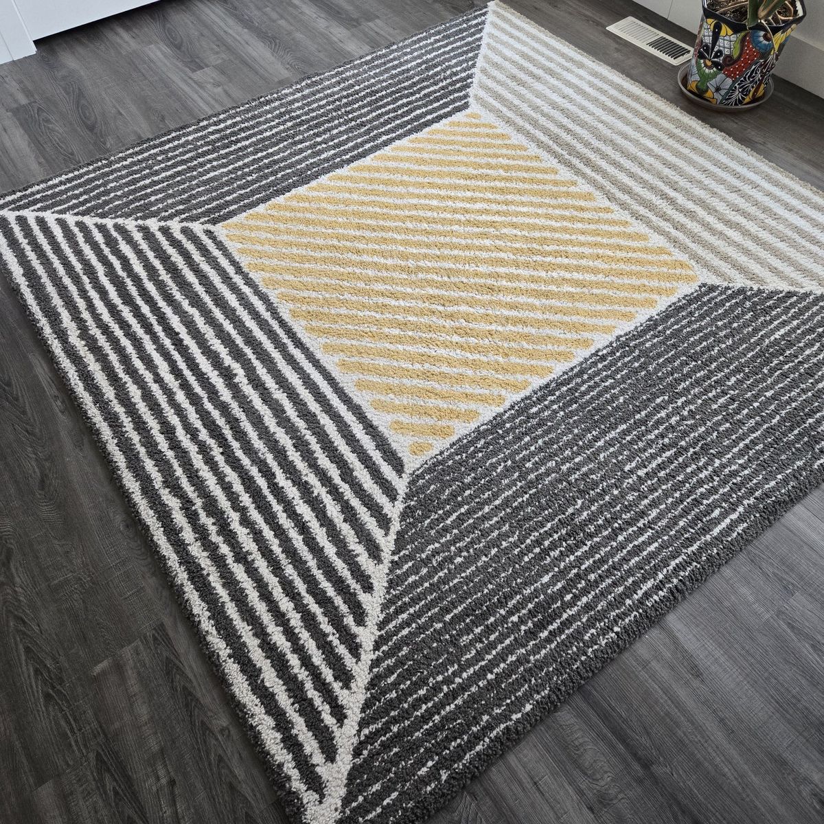 6'7" x 6'7" Square Rug