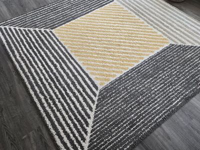 6'7" x 6'7" Square Rug