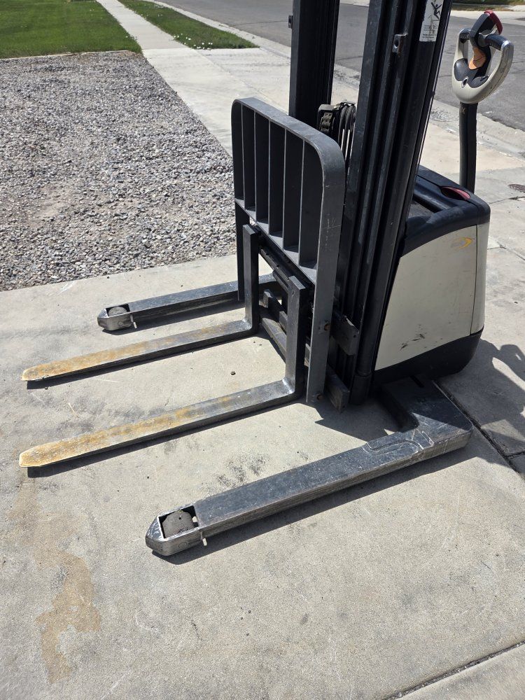 Crown SX3000-30 Electric Stand-Up Forklift Stacker 3000lb