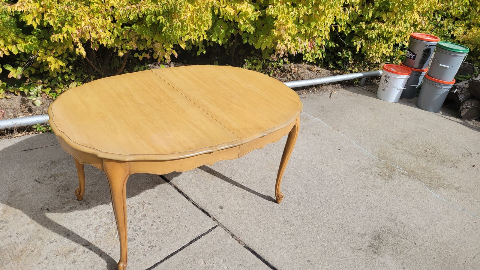 Nice extendable dinning table