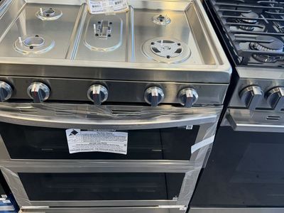 New open box Samsung - 30 in. Wide 5 Burner 6.0 cu. ft. Smart Freestanding Gas Range with Stainless Cooktop & Air Fry