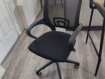 Black Mesh Ergonomic Office Chair with Swivel Casters and Adjustable Height