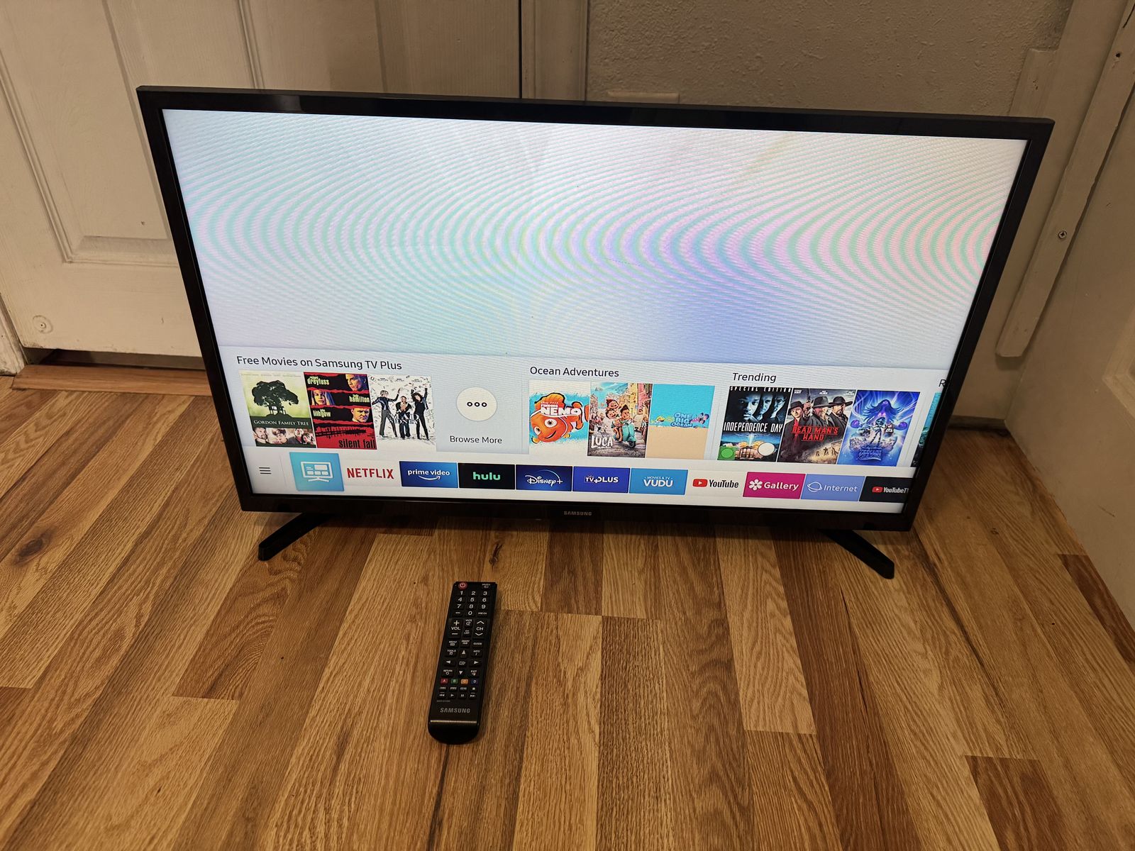 Samsung  Smart TV with control remote 32 inches