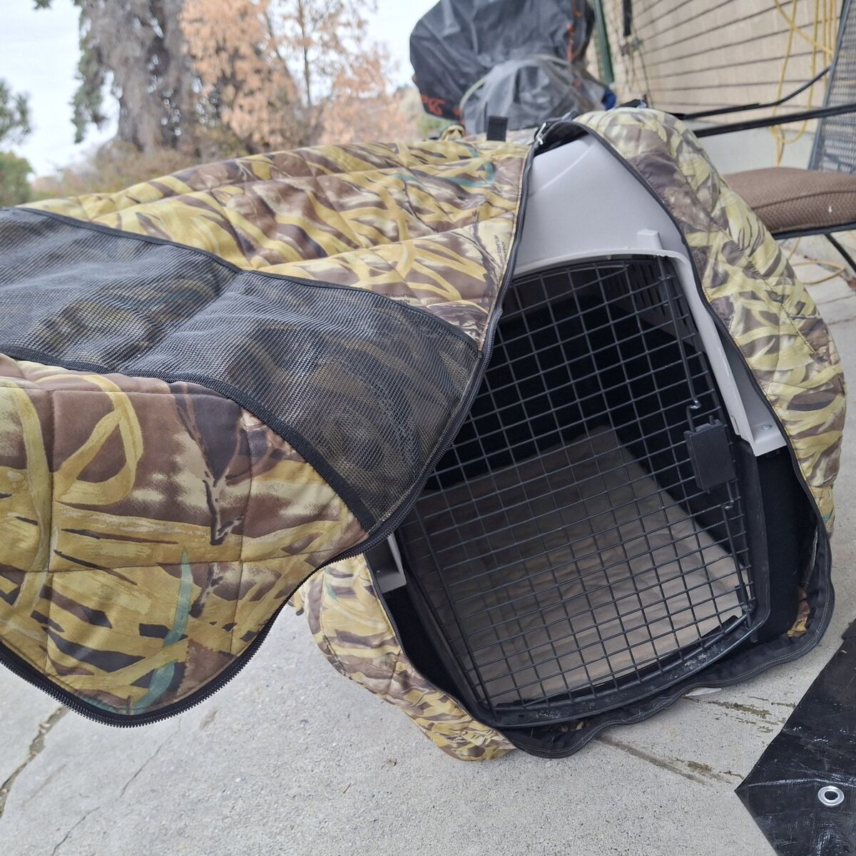 dog kennel  + clamshell camo cover 36l 24w 28tall