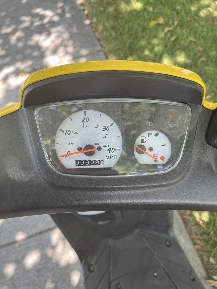 Yamaha Zuma 50cc Scooter - Yellow - 989 Miles