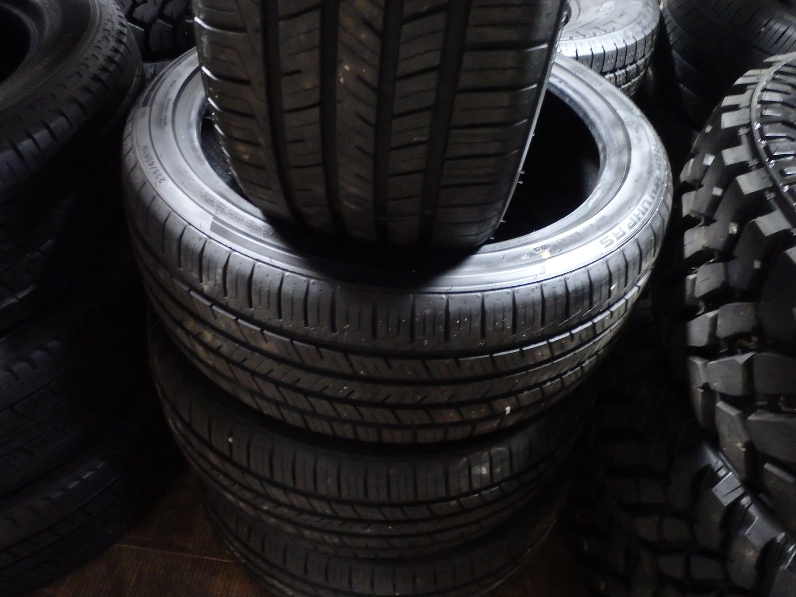 235/40R19 BLACKHAWK AGILITY UHP AS SET OF USED TIRES