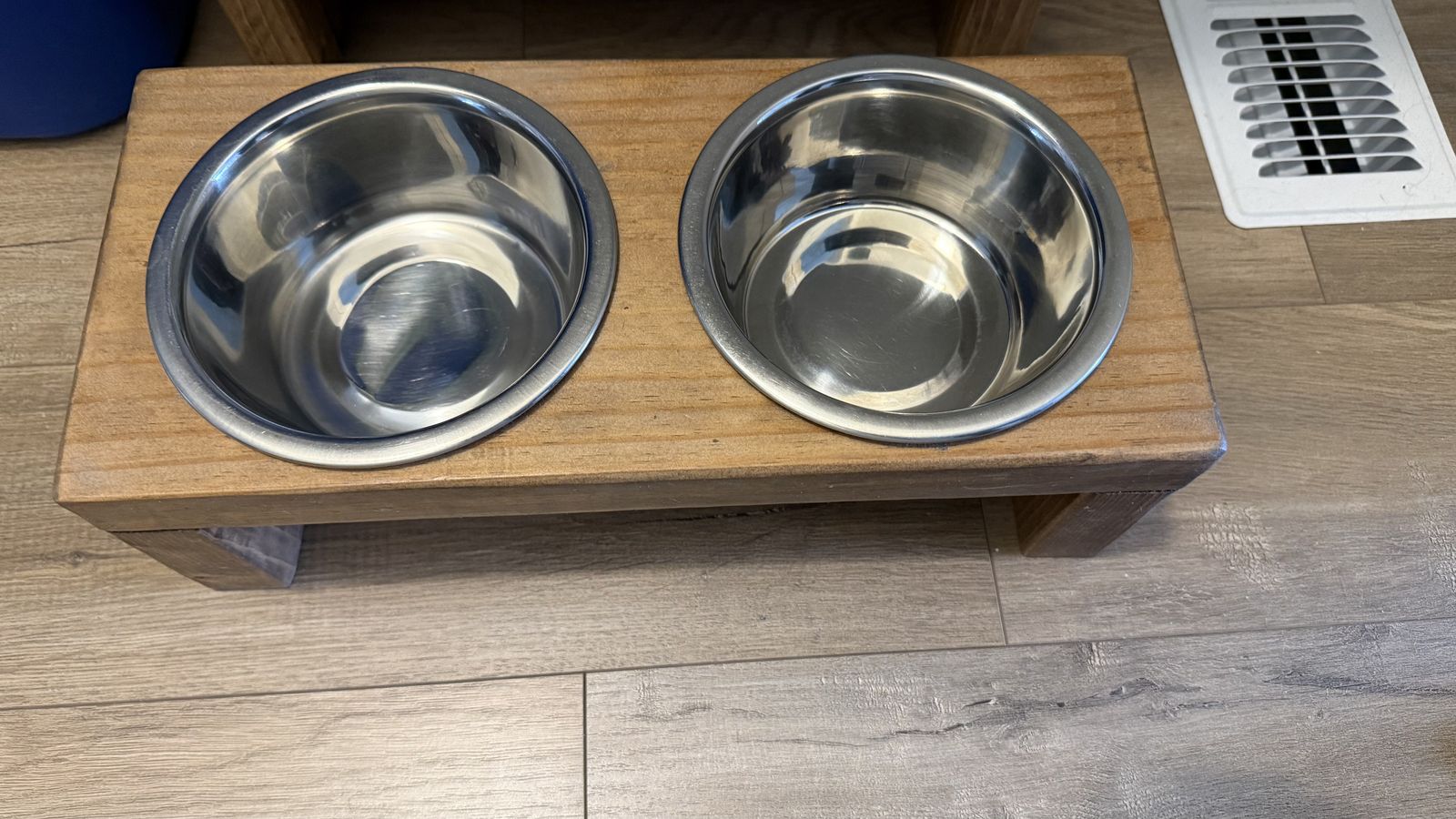 Small to Medium Raised Dog Feeder