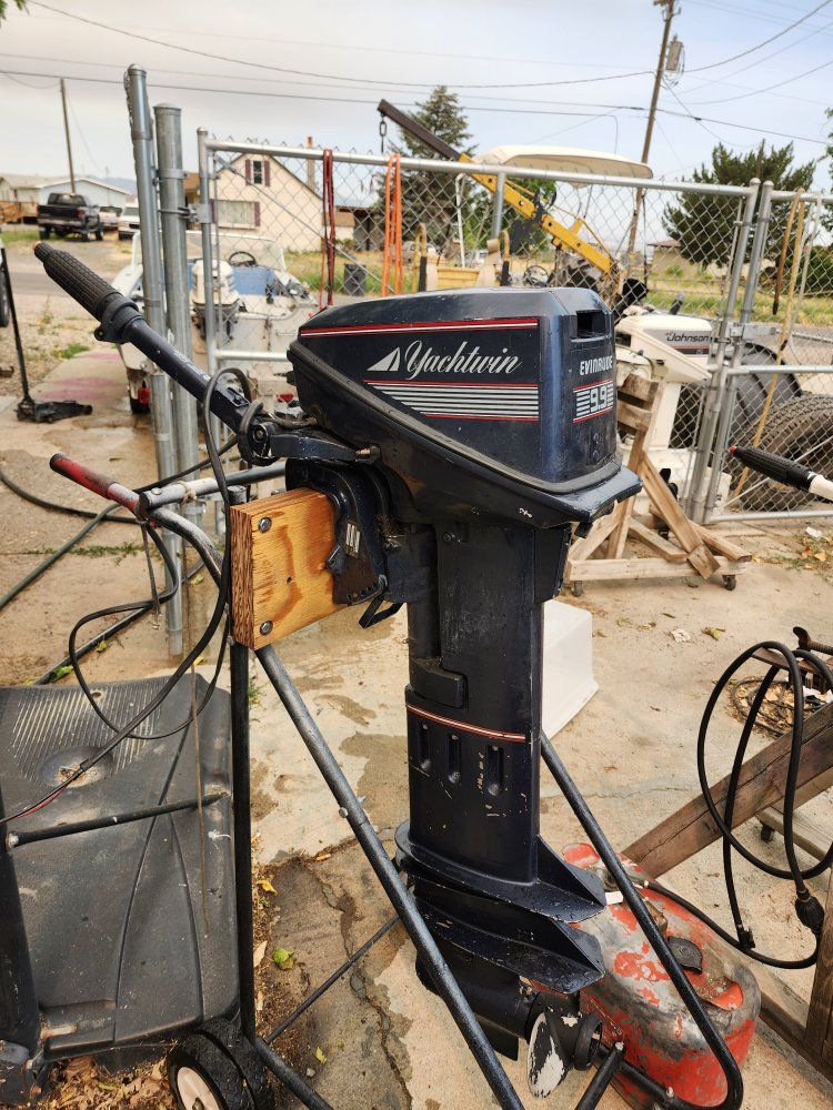 Evinrude Yachtwin 9.9 HP Outboard Boat Motor, Model E10SELCES, Serviced & Ready for use.