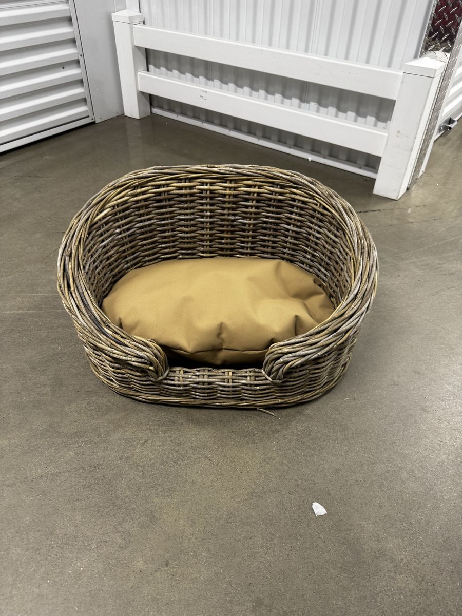 NEW Curvy Rattan Pet Bed with Machine-Washable Cushion