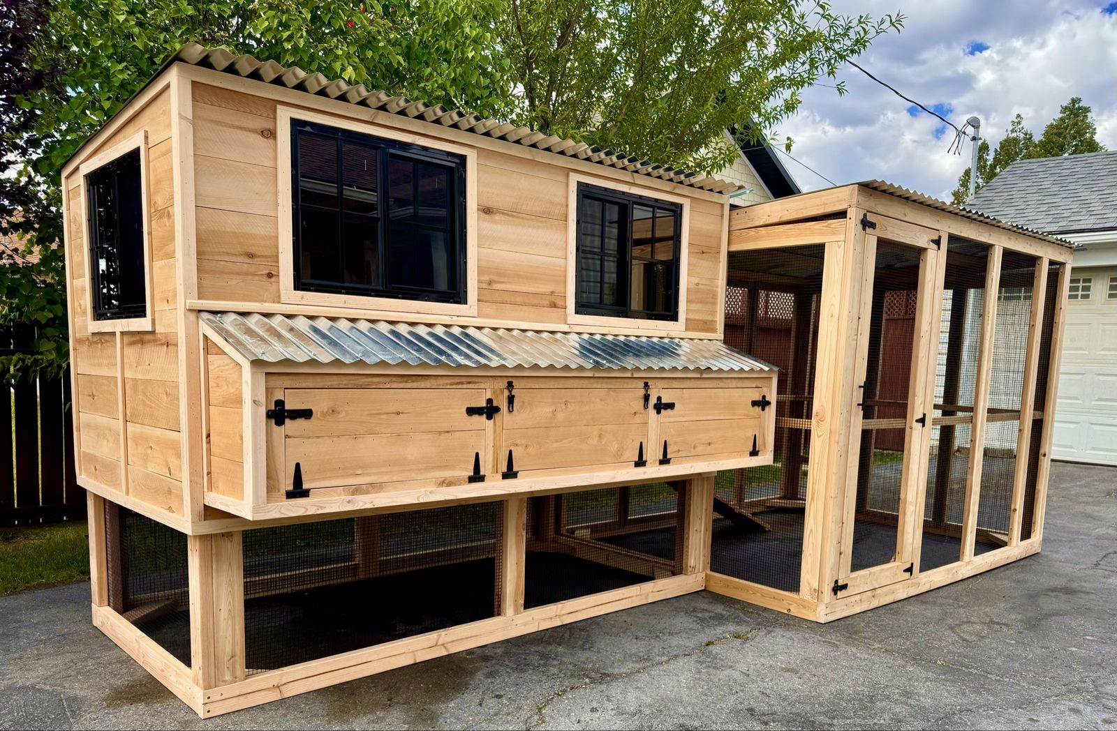 New Large Solid Wood Chicken Coop With Run & Storage
