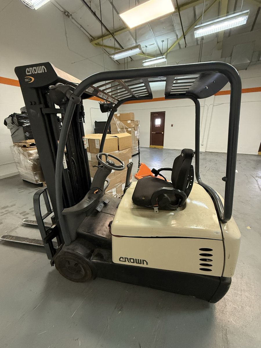 Crown electric forklift