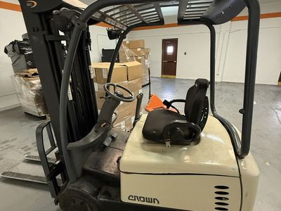 Crown electric forklift