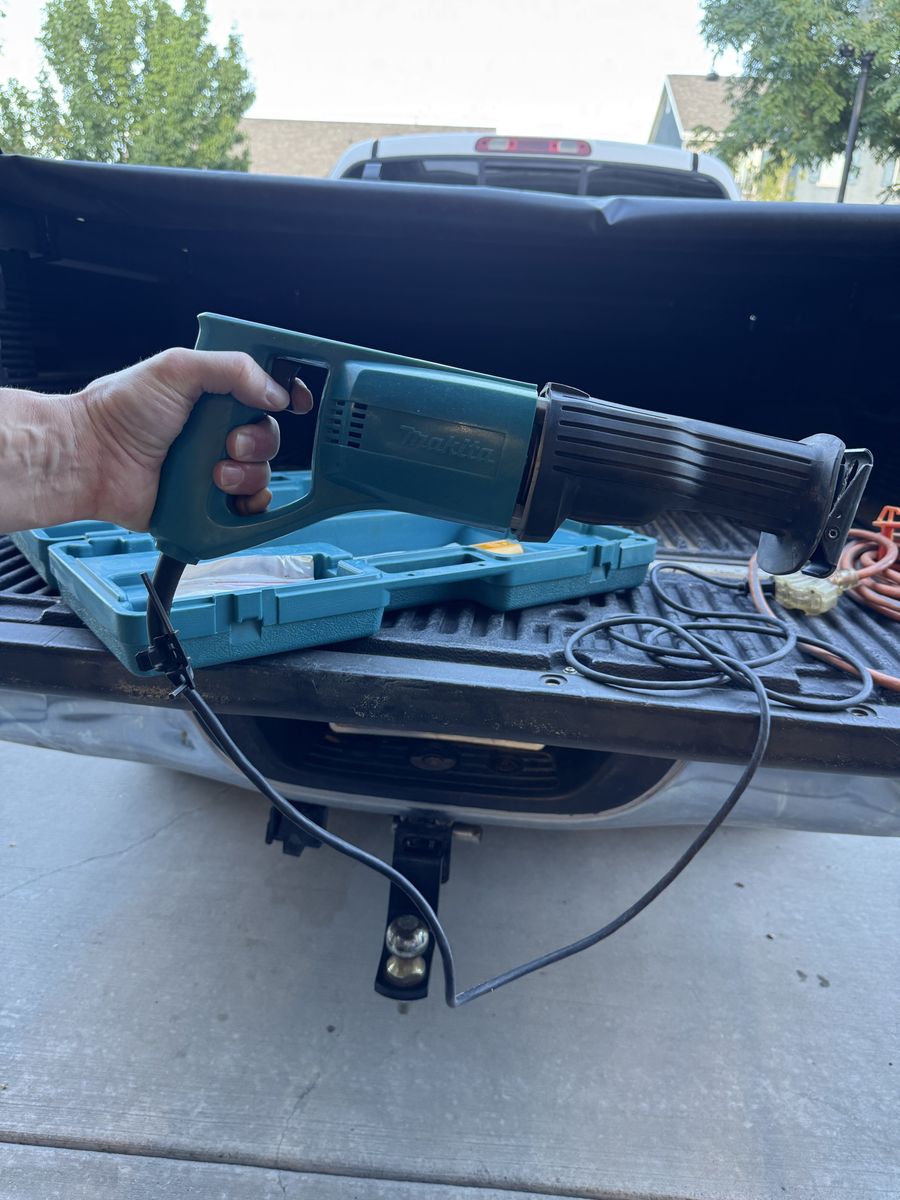 Makita JR3000V Reciprocating Saw with Case and Manual
