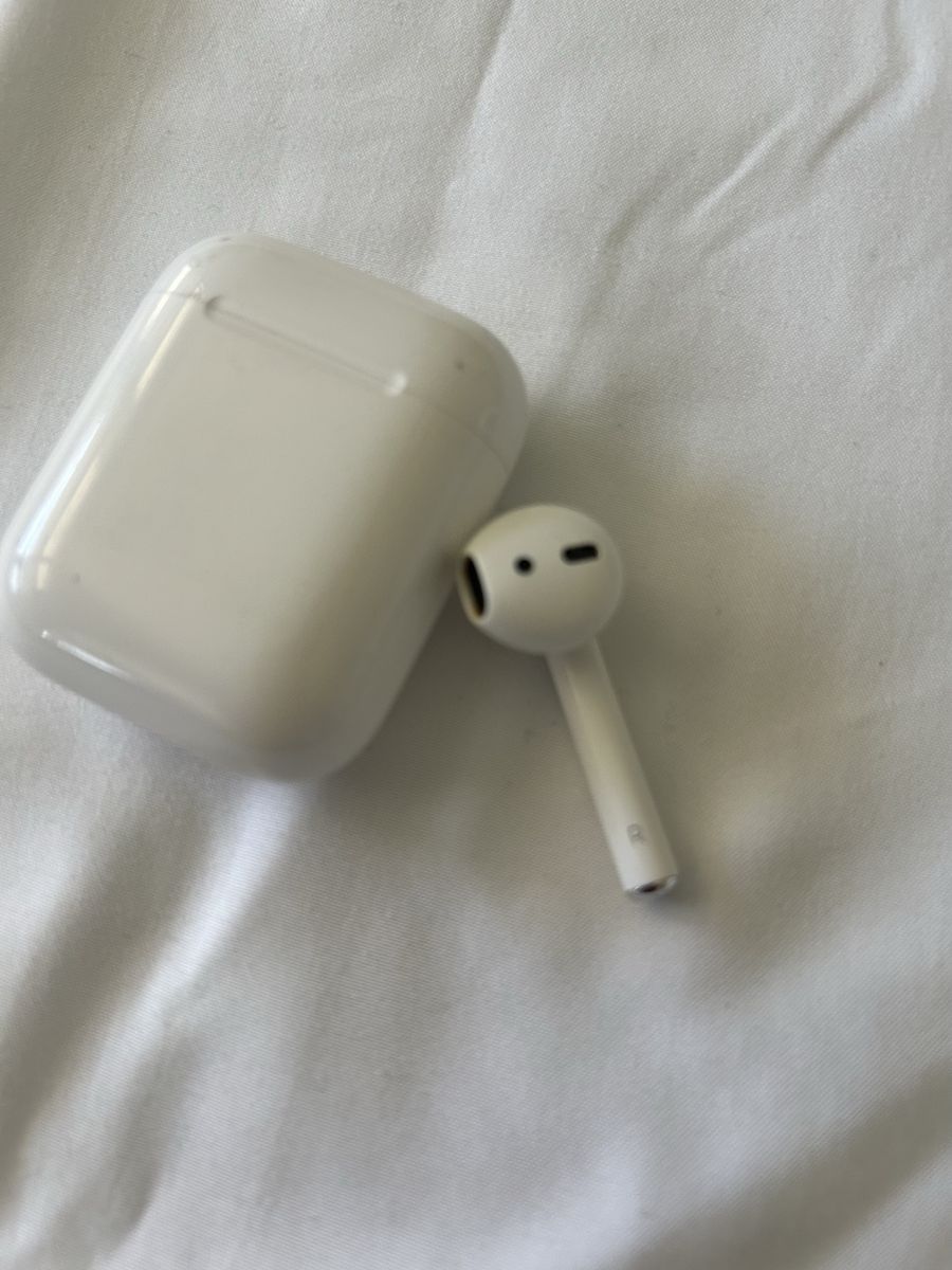 Genuine Apple AirPods 2nd Gen Replacement Earbud (Right Ear Only) and Case