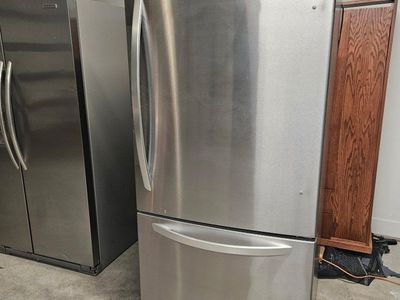 IMMACULATE LG BOTTOM FREEZER STAINLESS STEEL REFRIGERATOR WITH AUTOMATIC ICE MAKER EVERYTHING LOOKS AND WORKS AMAZING