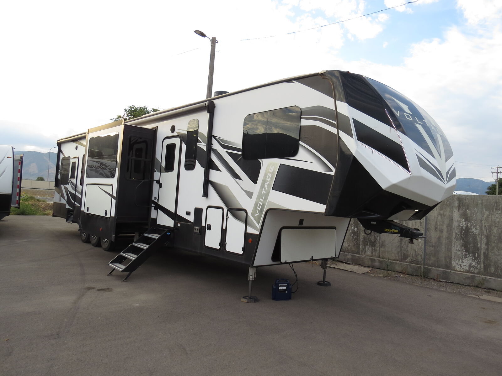 2021 Voltage 4135 (18' Separate Garage!)