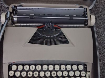 Vintage Tower Manual Portable Typewriter with Hard Carrying Case and Extra Ink Ribbon Spools