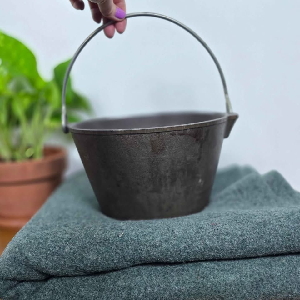 Vintage Lodge Cast Iron #7 Camp Flat Bottom Kettle $110 OBO