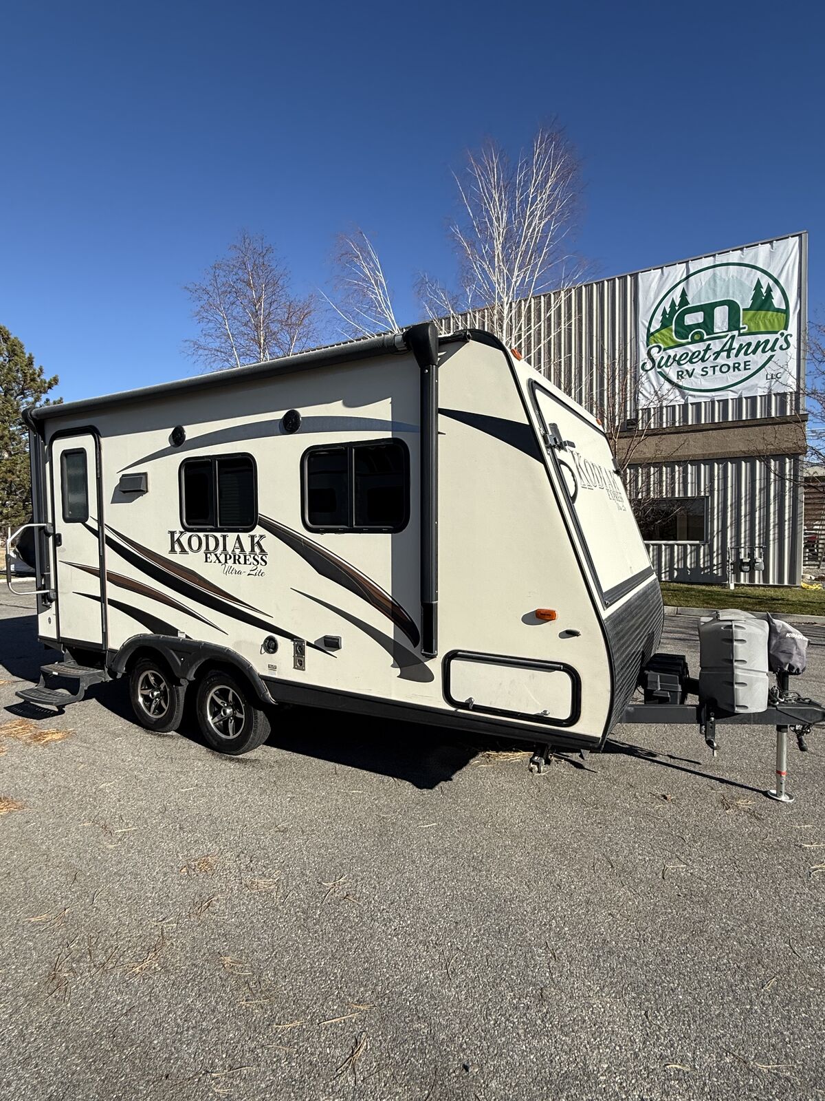 Dutchmen Kodiak 186E Hybrid Travel Trailer with Pop Outs