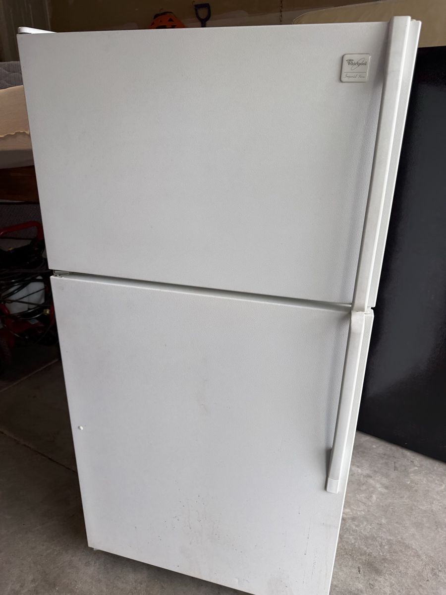 Whirlpool Imperial Series Top Freezer Refrigerator White works great its plug in for u to see $140