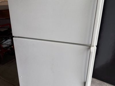 Whirlpool Imperial Series Top Freezer Refrigerator White works great its plug in for u to see $140