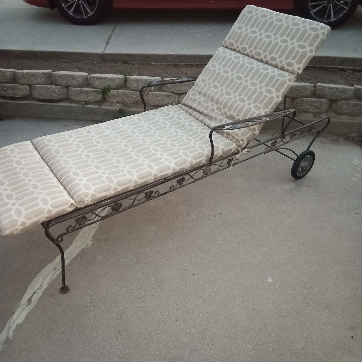 Mid century wrought iron patio sun lounger