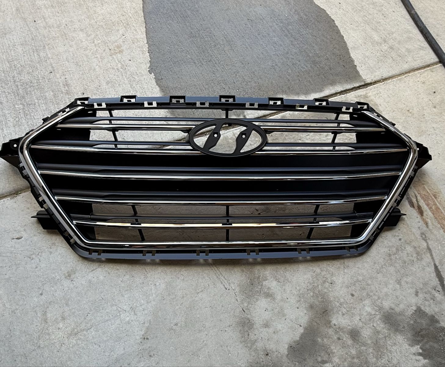 Hyundai Elantra 2017-2018 Sedan, Korea Built Vehicle Chrome Grille with Painted Black Insert HY1200228