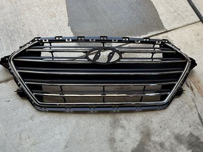 Hyundai Elantra 2017-2018 Sedan, Korea Built Vehicle Chrome Grille with Painted Black Insert HY1200228
