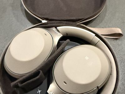 Sony WH - 1000XM2 Noise Cancelling Headphones
