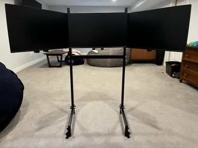 Triple monitor sim racing setup