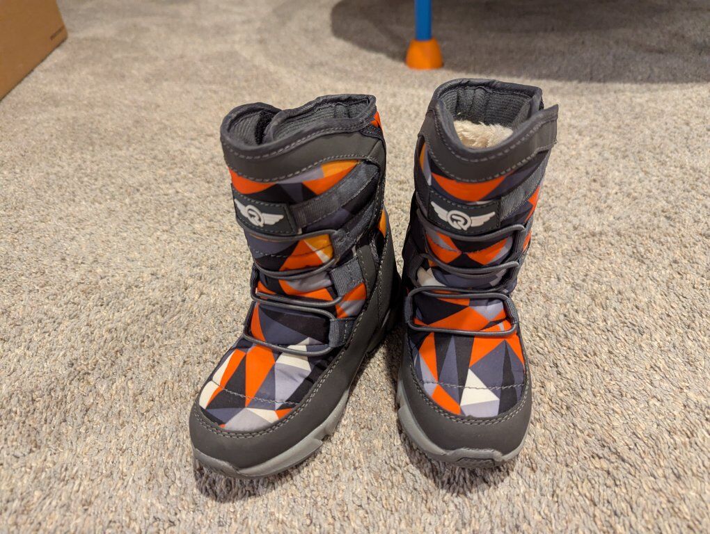 Toddler boy snow boots, size 9