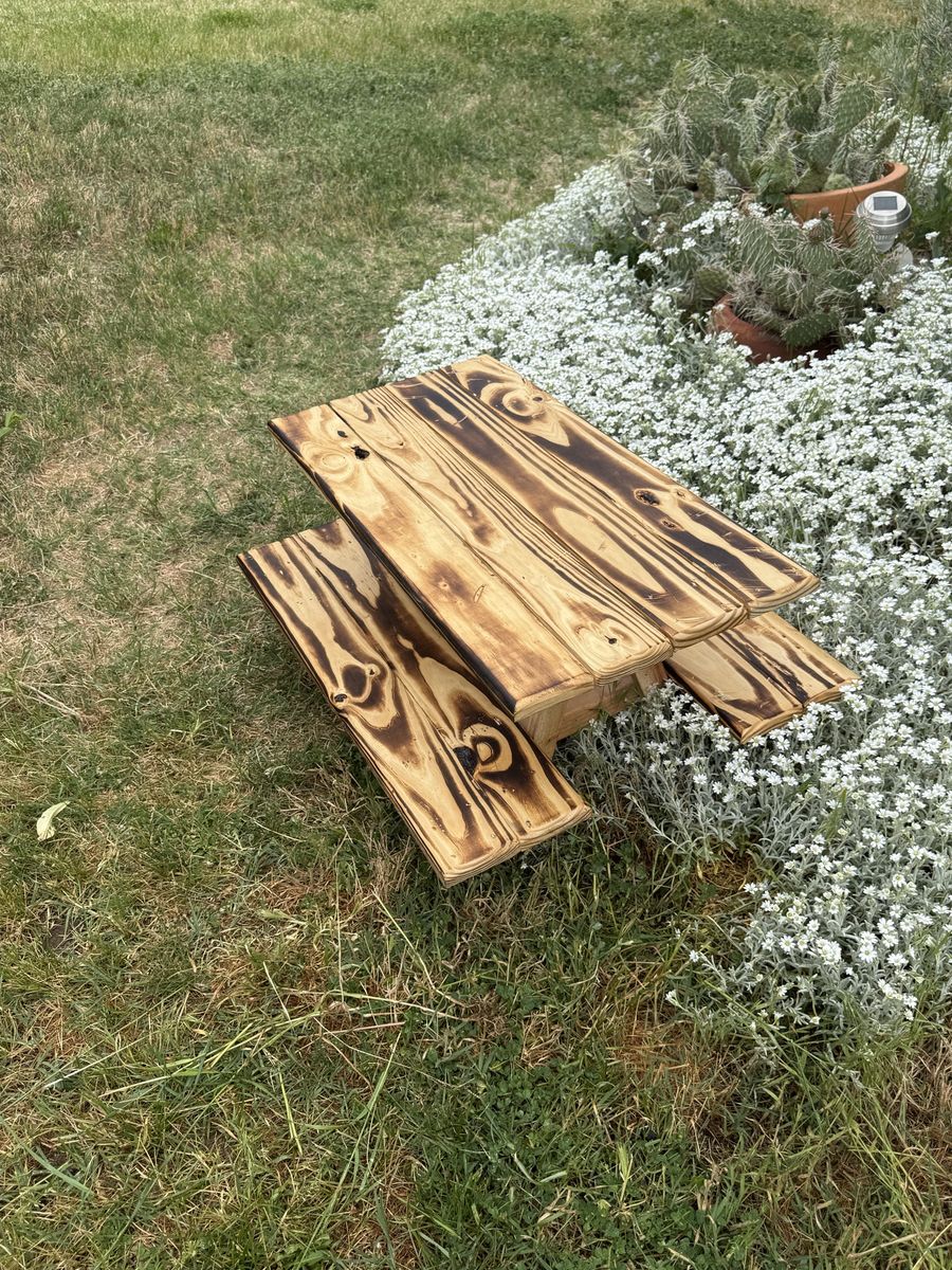 Picnic table