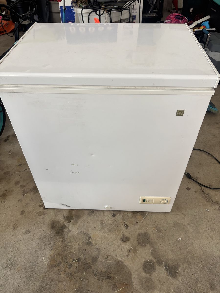 GE 5.0 Cu. Ft. White Chest Freezer FCM5SUWW