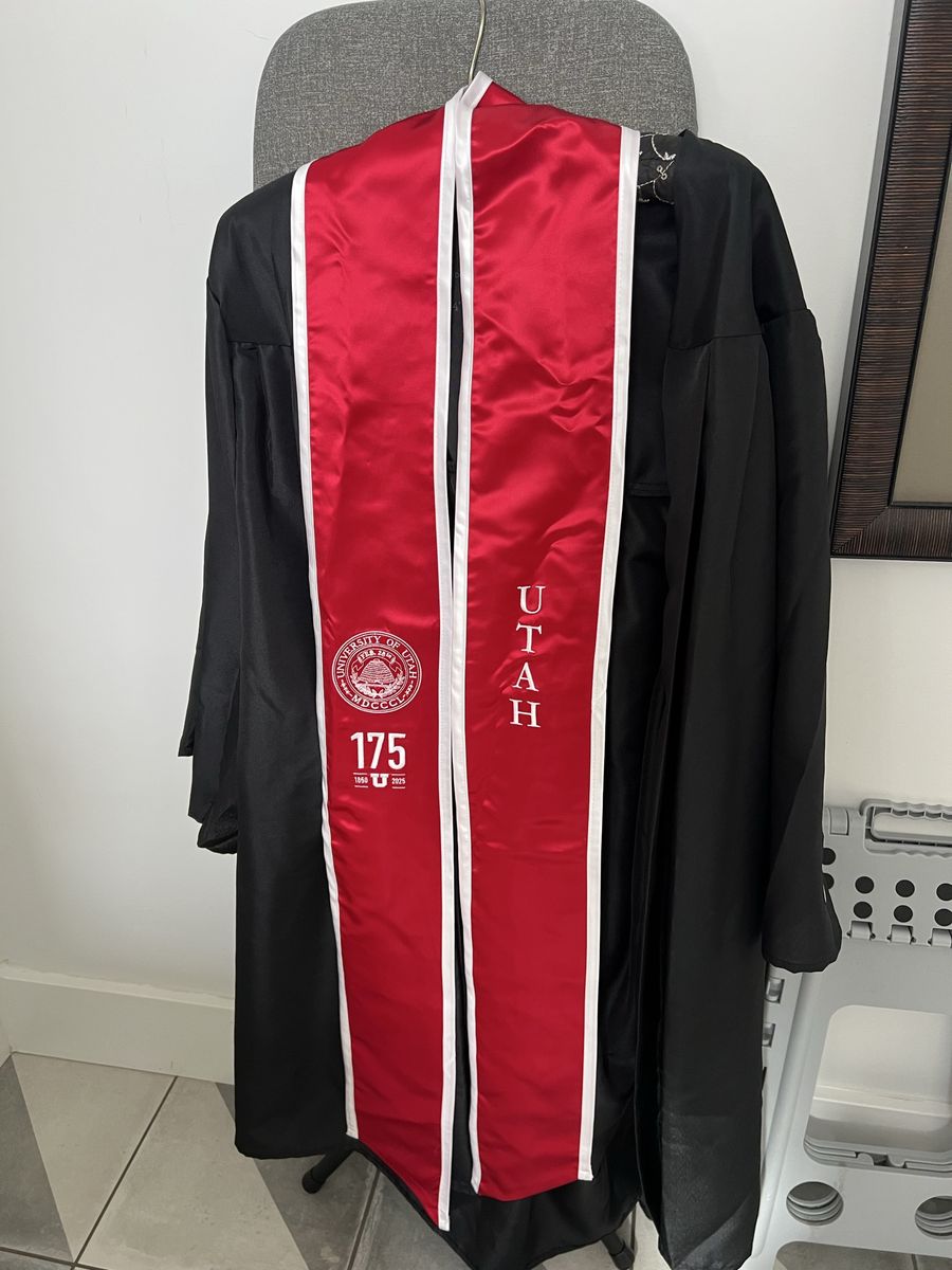 U of U Cap and Gown 4’10-5’0