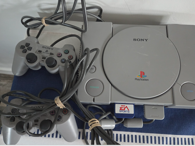 'Sony' PlayStation1 SCHP-7501 Console GameSystem 2 Wired Controllers Bundle EA SportsBrand memory card. + 2 Games